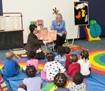 Yvette Sanchez Fuentes and Susan Hildreth read to a group of preschoolers at the DC Public Library.