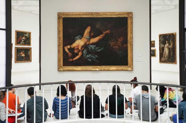 Students of the Pontifical Catholic University of Puerto Rico drawing the painting “The Torture of Ixion” (17th Century), of Giovanni Battista Langetti.